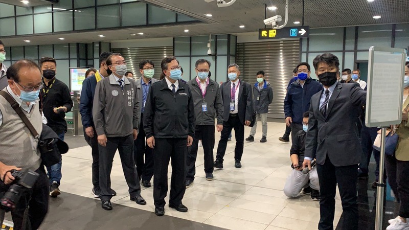 華航機組人員檢疫用諾富特飯店主管確診武漢肺炎，桃園市長鄭文燦（前中）30日上午前往桃園捷運A14a機場旅館站視察防疫措施。 (圖：中央社)