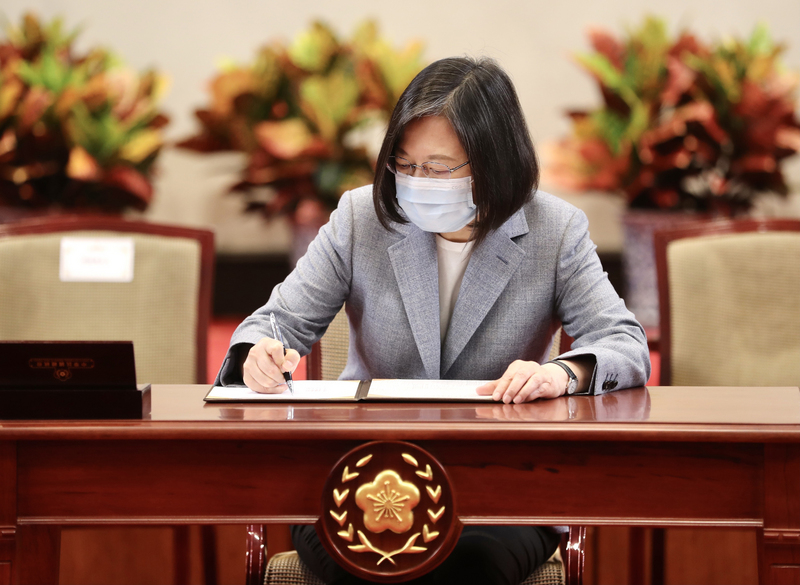 總統蔡英文30日上午在總統府簽署「勞工職業災害保險及保護法」，蔡總統表示，這是對勞工朋友相當重要的法案，也是保障勞動權益的里程碑。 (圖：中央社)