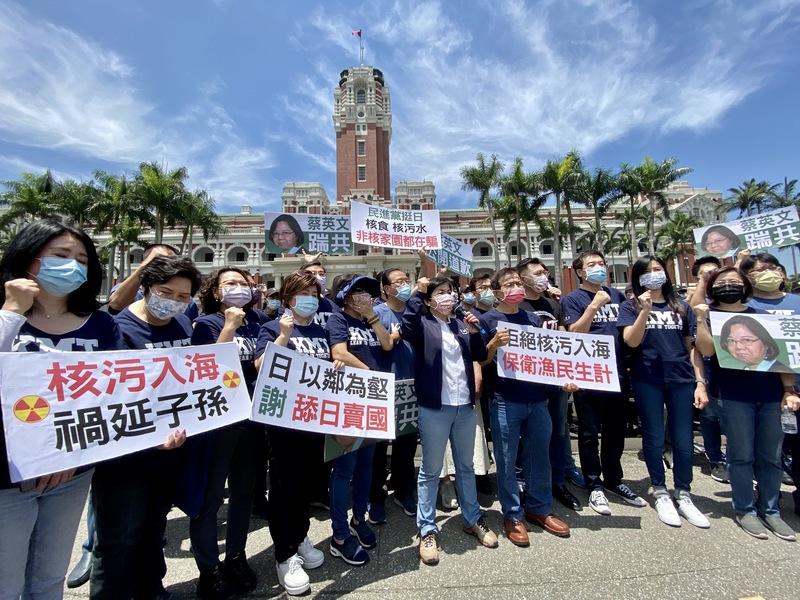 國民黨團不滿駐日代表謝長廷關於日本排放含氚核廢水的發言，今日在立法院會提出不適任案，表決失利後，集體步行到總統府，要求總統蔡英文立刻解職謝長廷。 (圖：中央社)