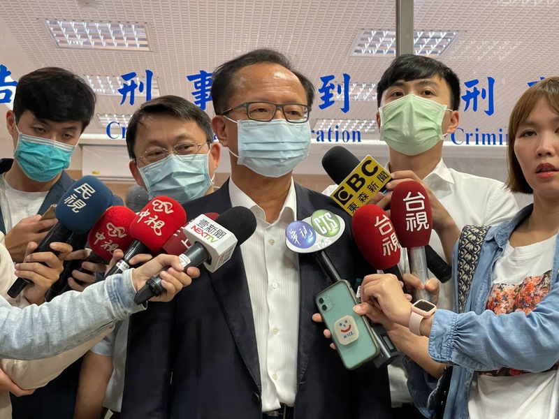 中崙派出所遭黑衣人闖入案，北市警察局長陳嘉昌（中）30日下午到北檢應訊表示，警政署對中崙案還有很多揣測，將手機交檢方，較具公信力。 (圖：中央社)