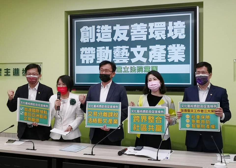 立法院會三讀通過修正「文化藝術獎助及促進條例」，新增藝文工作者工作權益專章、藝術品拍賣分離課稅。（劉玉秋攝）