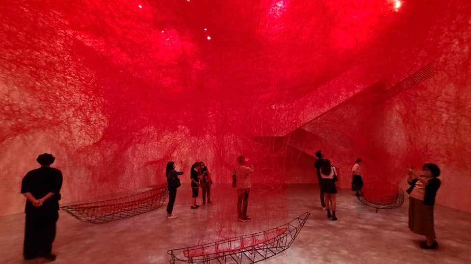 塩田千春「不確定的旅程」，2016/2021，金屬框、紅毛線，尺寸依空間而定。(江昭倫攝)