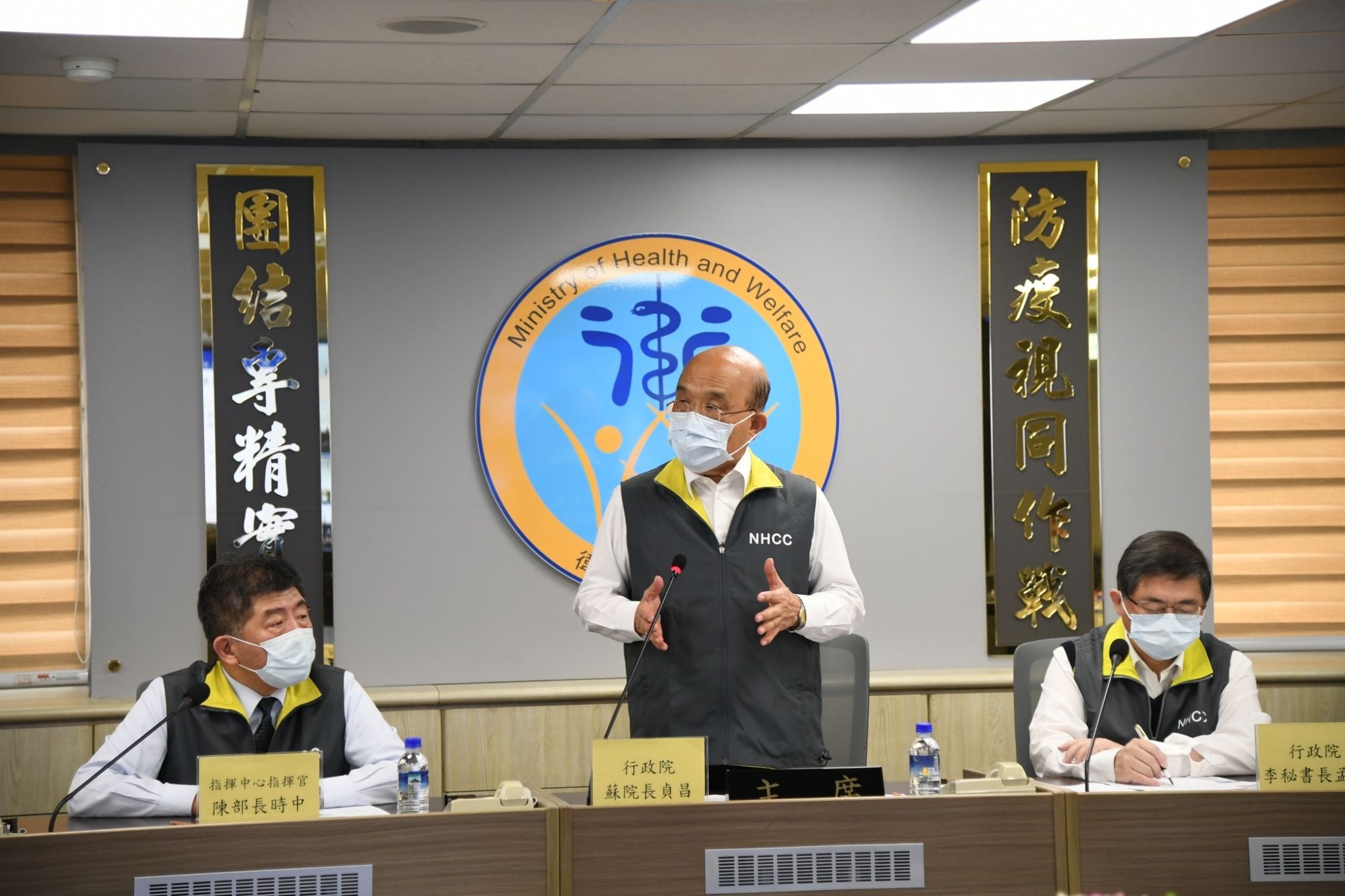 台灣疫情升溫，行政院長蘇貞昌1日視察中央流行疫情指揮中心。(行政院提供)