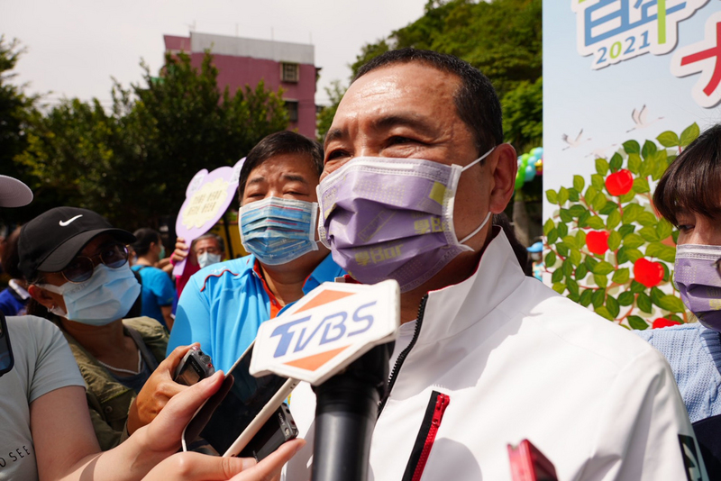 新北市長侯友宜（中）1日表示，康橋國際學校林口校區列管198人，已採檢196人都陰性，還有2人檢驗中，後續將嚴格管理，落實完成居家隔離、自主健康管理。 (圖：中央社)