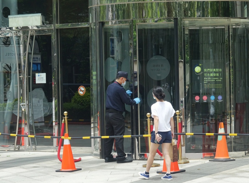 桃園市衛生局8日表示，諾富特飯店未遵守規定，依法裁處新台幣126萬6000元罰鍰。 (圖：中央社)