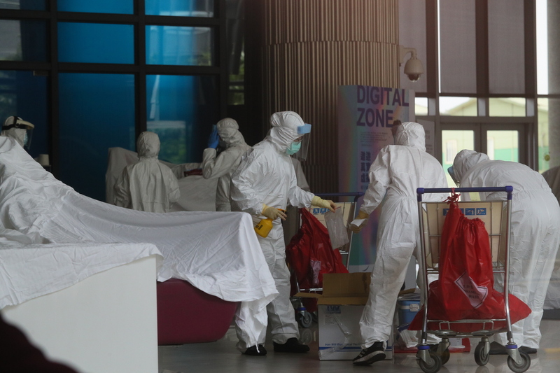 諾富特華航桃園機場飯店發生武漢肺炎（2019冠狀病毒疾病，COVID-19）疫情群聚感染，1日持續擴大環境採檢。 (圖：中央社)