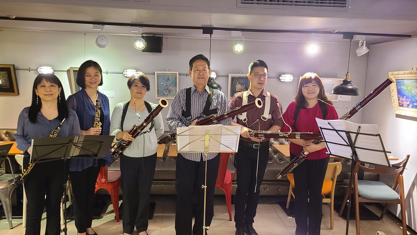 資深低音管演奏家徐家駒(右三)策劃雙簧家族夏令營，師資陣容包含多位專業老師與專業演奏家，盼吸引更多愛好者進入低音管、雙簧管世界。(江昭倫攝)