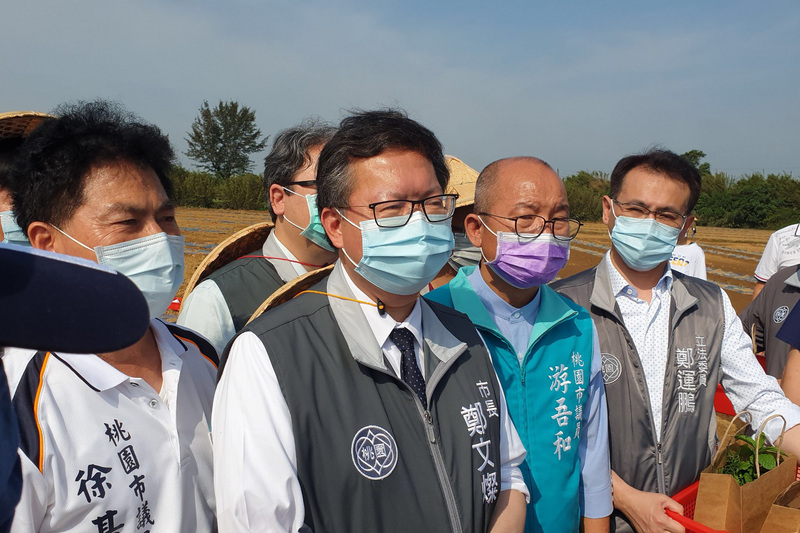華航機師染疫事件延燒，桃園市長鄭文燦（前左2）表示，要讓外籍機師習慣使用電子圍籬監測管理，並以專用通道、車輛到集中檢疫處等作業，他特別拜託民航局，外籍機師不能成為破口，一定要保持督導的狀態。（桃園市政府新聞處提供） (圖：中央社)
