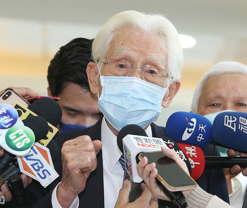 不滿政府冷處理新憲運動，台灣制憲基金董事長辜寬敏表態請辭資政，總統府慰留。辜寬敏（前）2日受訪表示，他推動國家正常化，民進黨完全沒動作，他主張要制憲而非修憲，「意見不一樣，我只好退了」。 (圖：中央社)