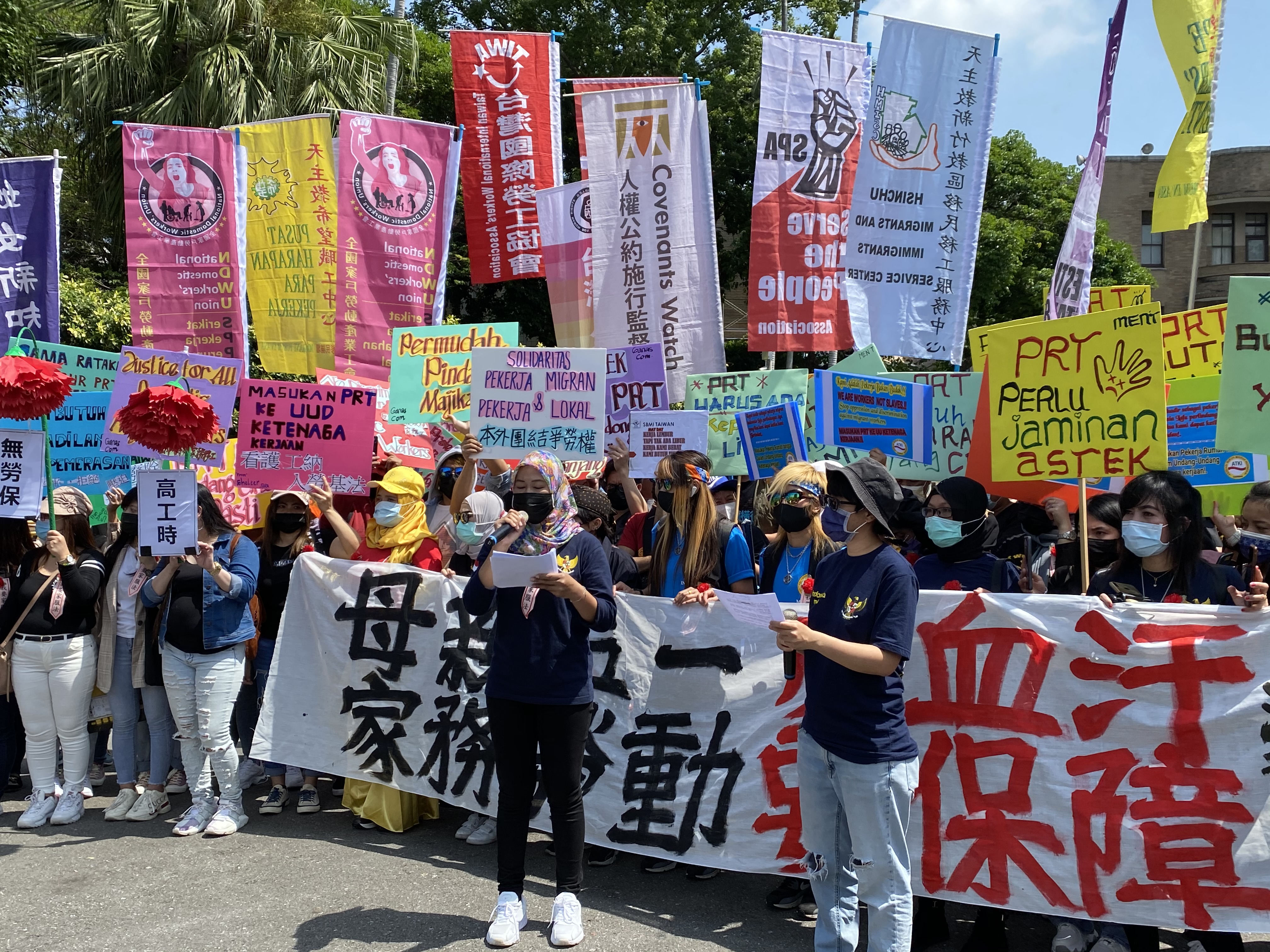 台灣移工聯盟、移工和聲援團體，2日齊聚在行政院門口前，要求外籍家庭看護工要有勞動法令保障。(圖／陳林幸虹 攝)
