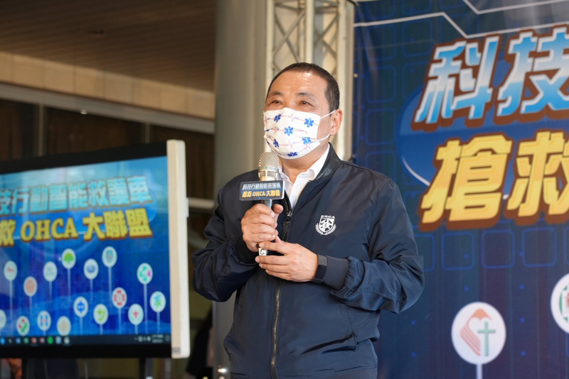 新北市長侯友宜3日宣布，即日起至24日，老人共餐改成外帶餐盒，並嚴格落實室內實聯制、室外集會超過千人要提送防疫計畫等。 (圖：中央社)