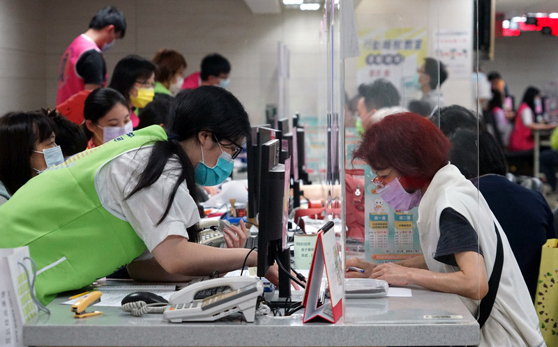 雙北三級警戒，財政部表示，若營利事業收入配合政府防疫措施受影響，受衝擊事業將可減免營業稅與房屋稅等相關稅負。 (資料照／中央社)