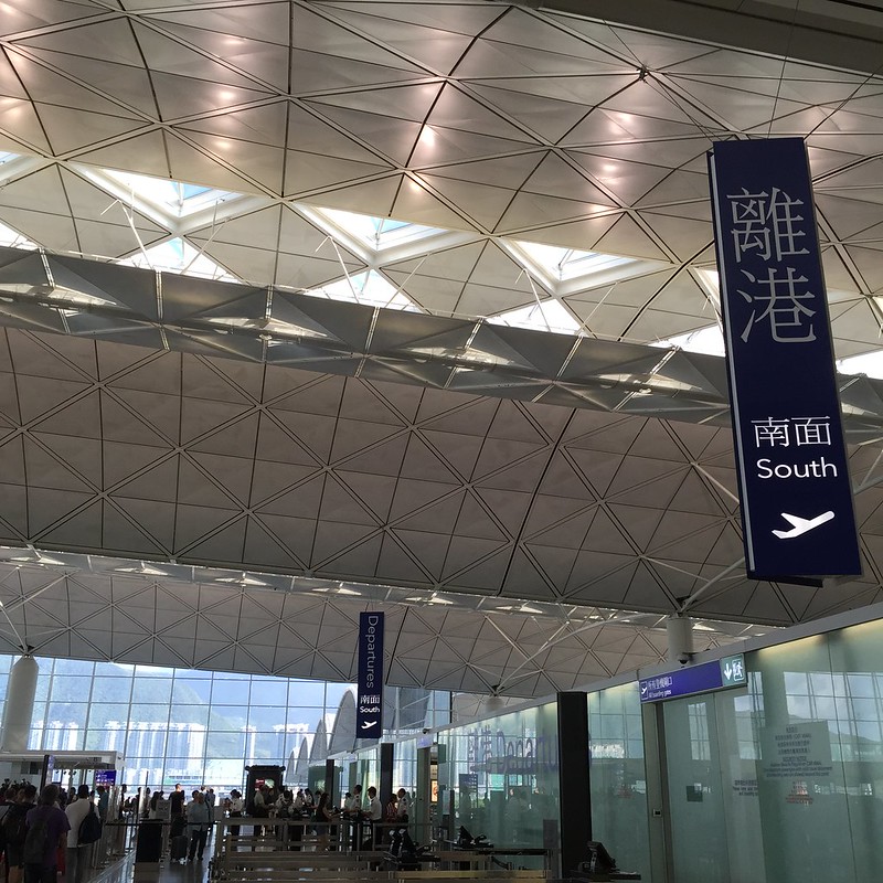 香港人的群體未來可以如何在不在香港的情況下延續下來，或許信念就是解答。圖為香港機場出境大廳。（圖：by MouseMs on Foter.com）