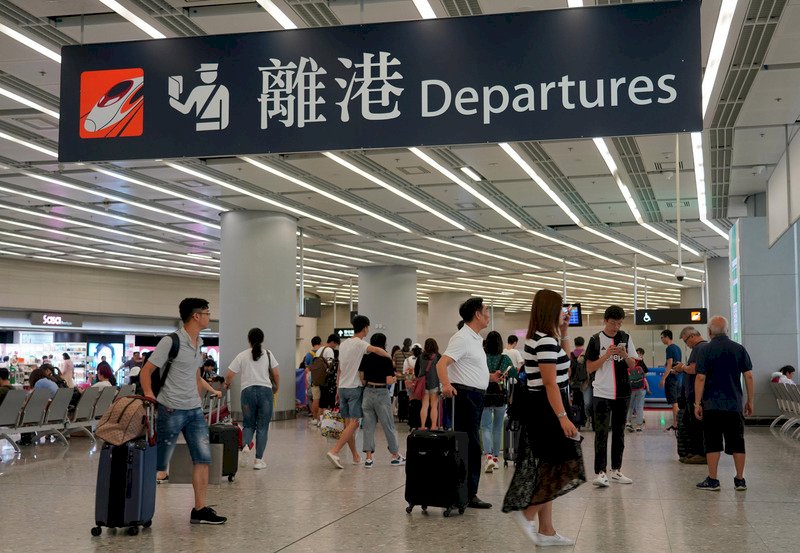 移民海外的香港人，經常會面臨身分認同的問題。圖為香港機場離境大廳。(資料照片／中新社提供／中央社)