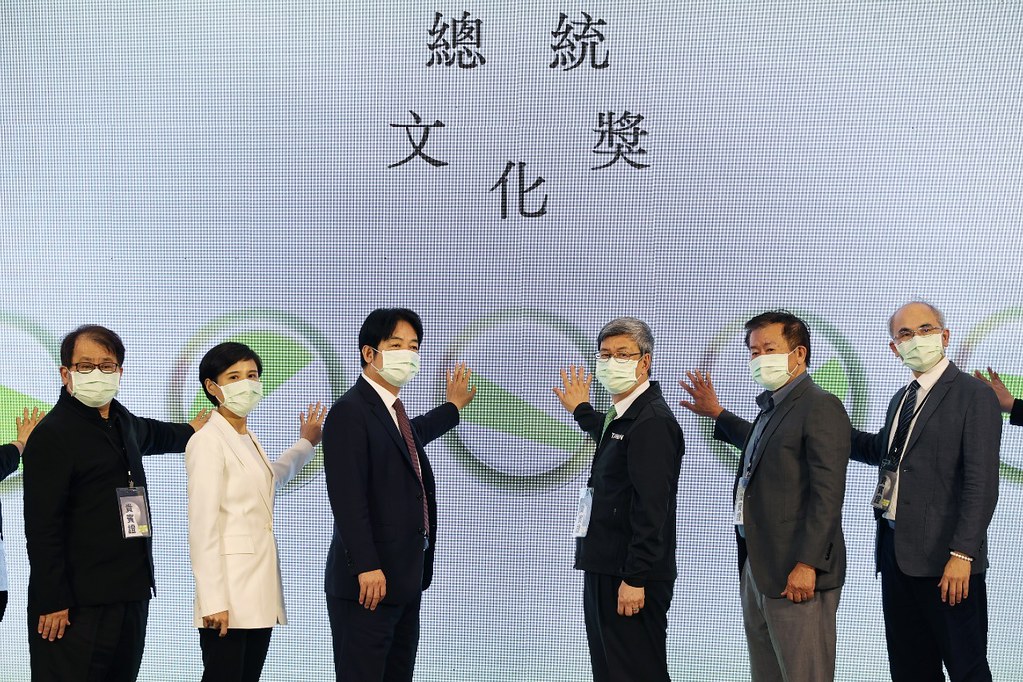 中華文化總會四位副會長，包括副總統賴清德(左三)、前副總統陳建仁(右三)、鄭麗君(左二)、江春男(右二)均出席第11屆徵選起跑記者會。(總統府提供)