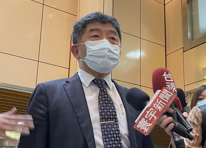 諾富特飯店群聚事件擴大，外包商水電工也染疫。中央流行疫情指揮中心指揮官陳時中（圖）4日上午受訪表示，外包商曾在B1樓層共餐，但相關感染可能性還需要釐清。 (圖：中央社)
