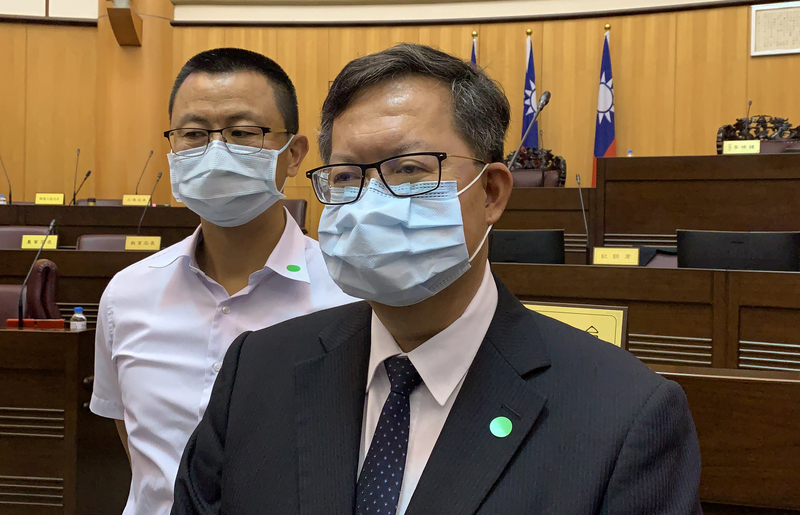 桃園市長鄭文燦（右）4日說，武漢肺炎（2019冠狀病毒疾病，COVID-19）本土病例地理分布，桃園被列「紅標」警戒縣市，代表社區仍有風險，16日是社區傳播危險期的第一個檢查點。 (圖：中央社)