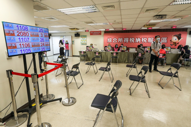 財政部9日傍晚表示，考量部分民眾仍有臨櫃報稅的需求，各地區國稅局將於6月15日恢復提供所得稅報稅臨櫃服務。(圖：中央社)