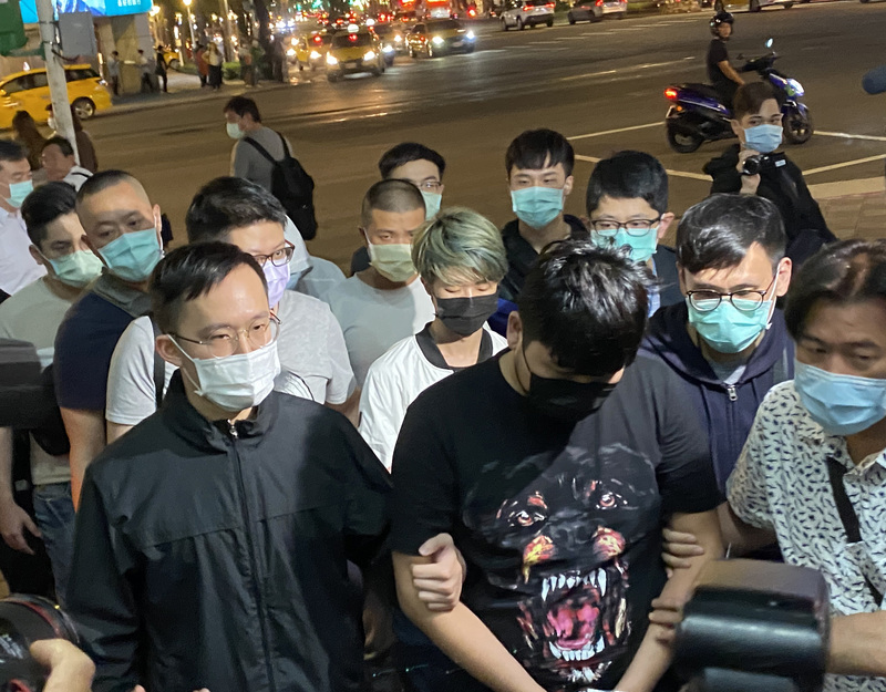 兩名黑衣人3日晚間在台北一間餐廳丟蟑螂後逃逸。警方掌握涉案犯嫌為4男1女，4日下午先查獲游姓女嫌，晚間再拘提許姓男子（前排右2）、曹姓男子（2排左2）等4名男性犯嫌到案。 (圖：中央社)