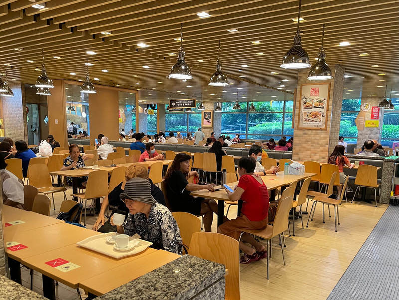 為防止新加坡疫情擴大，新加坡政府4日表示，將限縮社交聚會人數最多5人。圖為一處商場的美食街。 (圖：中央社)