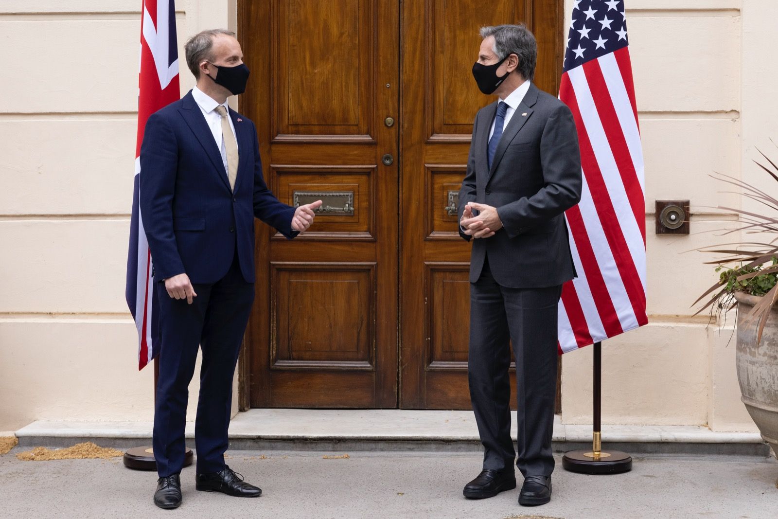 英國外相拉布(Dominic Raab,左)3日在倫敦會見到訪的美國國務卿布林肯(Antony Blinken)。 (圖:拉布推特)