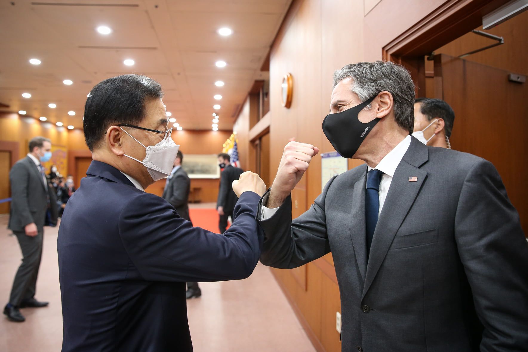 美國國務卿布林肯與南韓外長通話。圖為今年5月布林肯在倫敦與南韓外長鄭義溶會面。 (圖:南韓外交部推特)