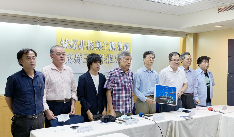 環保署前副署長詹順貴(右4)4日攜手中興大學環工系教授莊秉潔(右3)以及多個環保團體，聲援政府3日推出的「三接外推案」，認為已可滿足「珍愛藻礁公投案」主張的「非核、減煤、護藻礁」三大目標。(吳琍君攝)