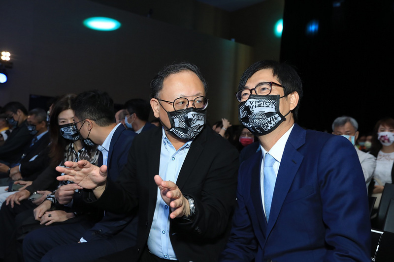 圖為高雄市長陳其邁（前右）、副市長史哲（前左）出席「2021放視大賞」開幕。（高雄市政府提供） (資料照片/CNA)