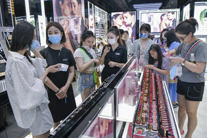 中國今年端午假期旅遊人次超過疫情前，出入境旅遊也達到2020年以來的峰值，但是國內旅遊收入仍沒有恢復到疫情前。圖為遊客在長假期間於海南的三亞國際免稅城購物。(中新社提供) (圖：中央社)