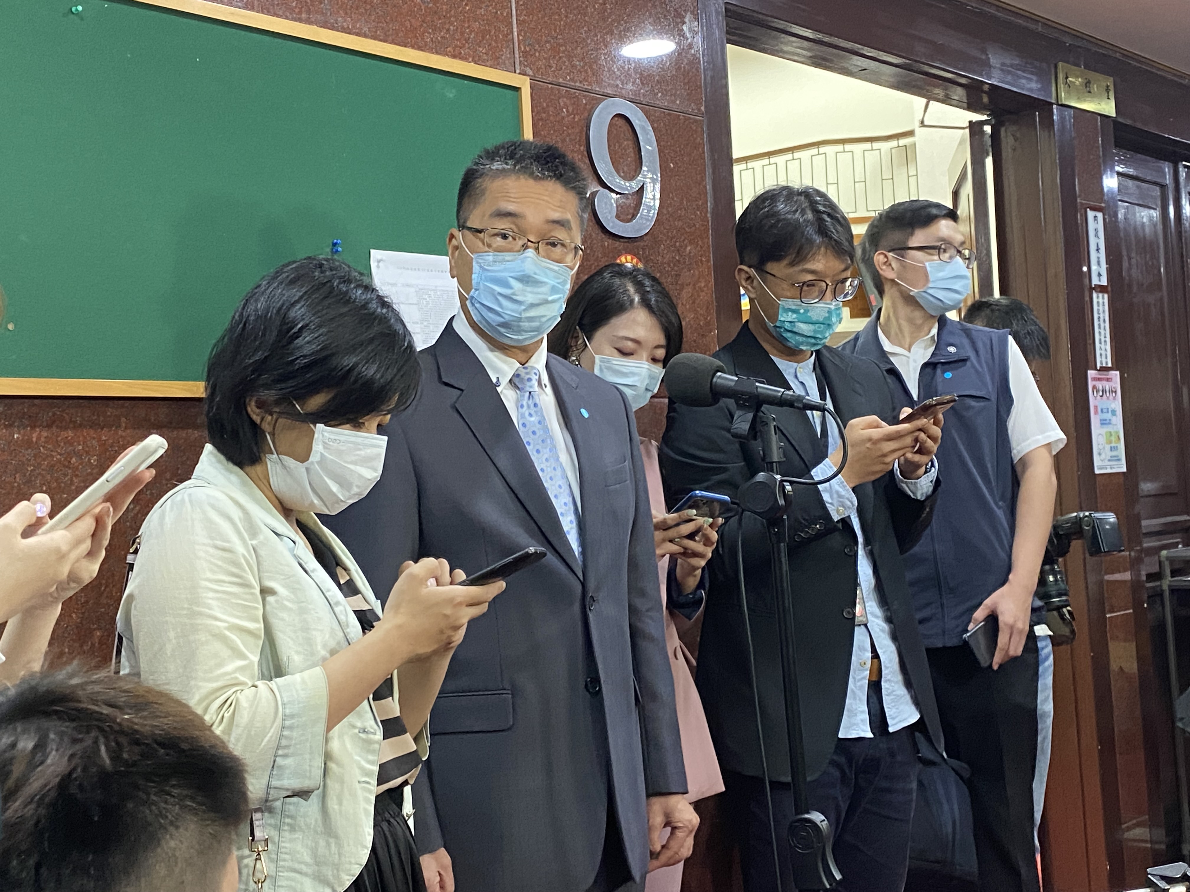 內政部長徐國勇5日被追問與趙映光的關係，怒批國民黨團刻意抹黑。(林詠青 攝)