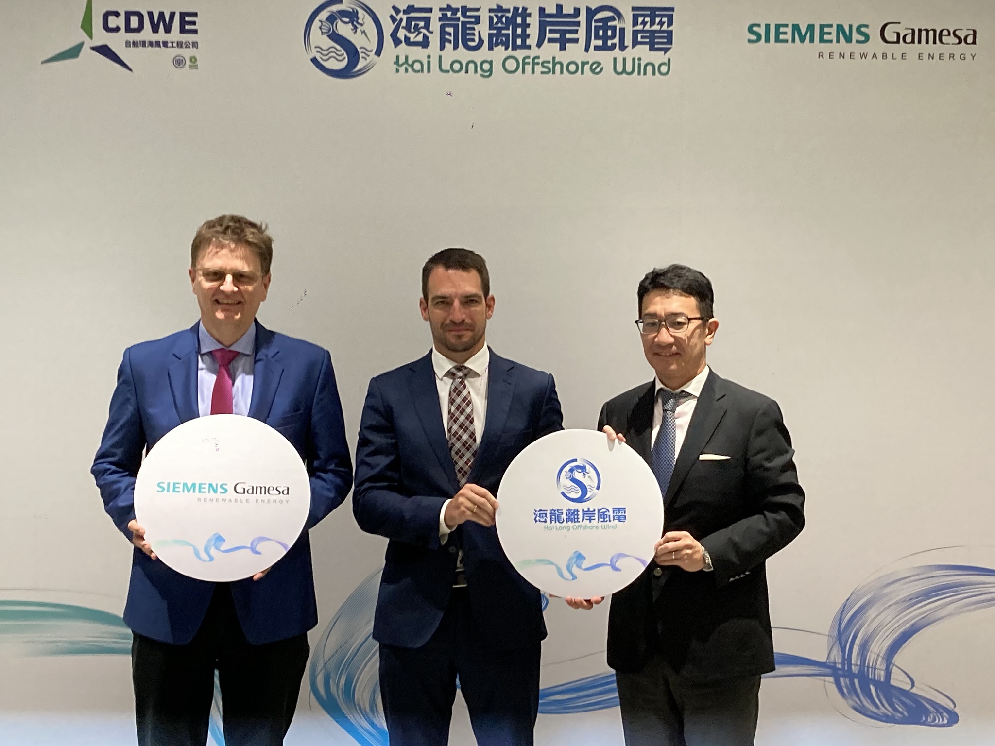 海龍離岸風電計畫團隊宣布，擴大委託西門子歌美颯負責海龍旗下2B及3號風場的風機、保修服務，會以在台打造的風機供應鏈，為兩座風場創造更多在地化的商機。(謝佳興 攝)