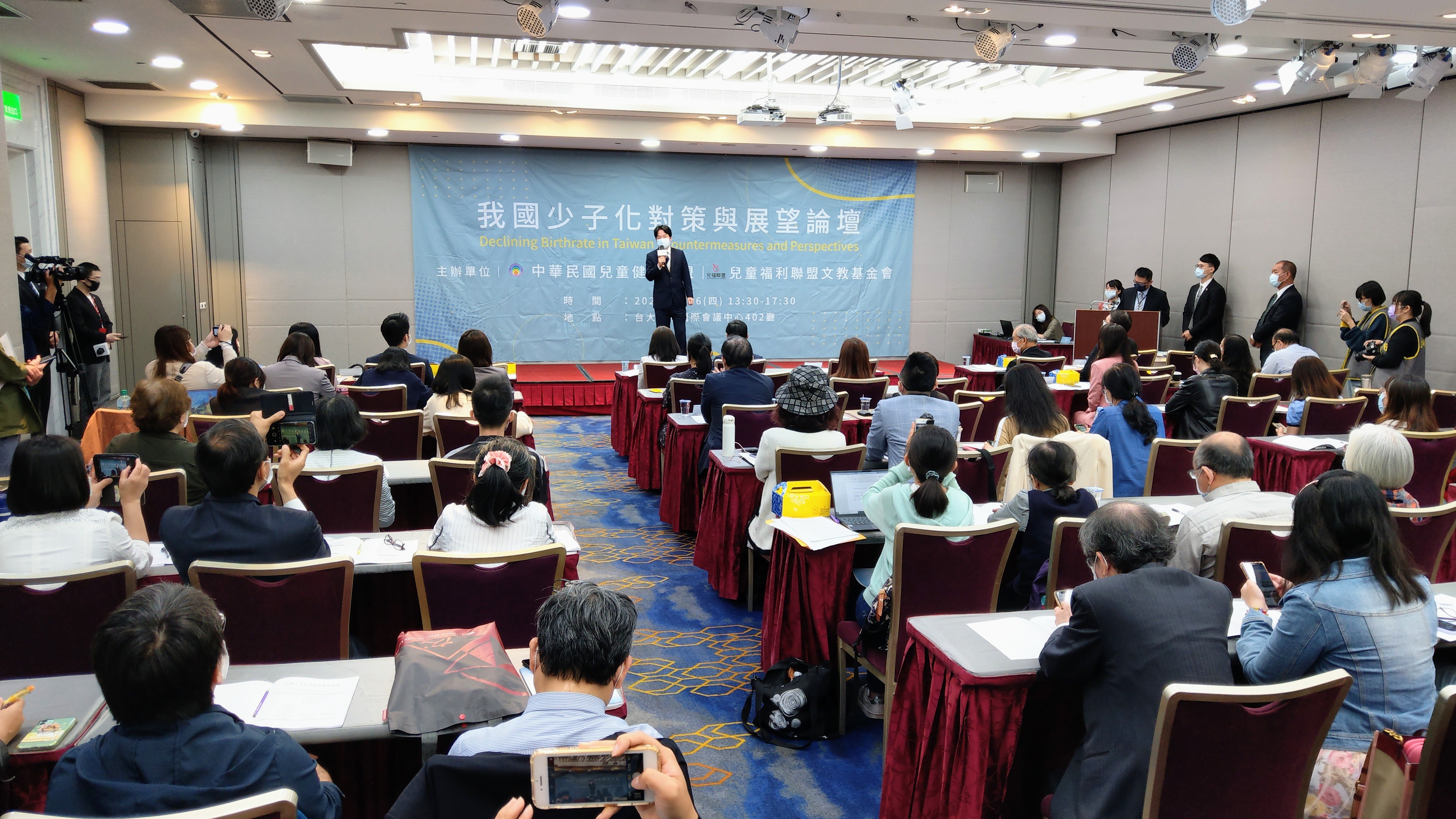 兒童健康聯盟及兒福聯盟6日舉辦「我國少子化對策與展望論壇」，試圖為台灣低迷的生育率找出新的解方。(歐陽夢萍 攝)