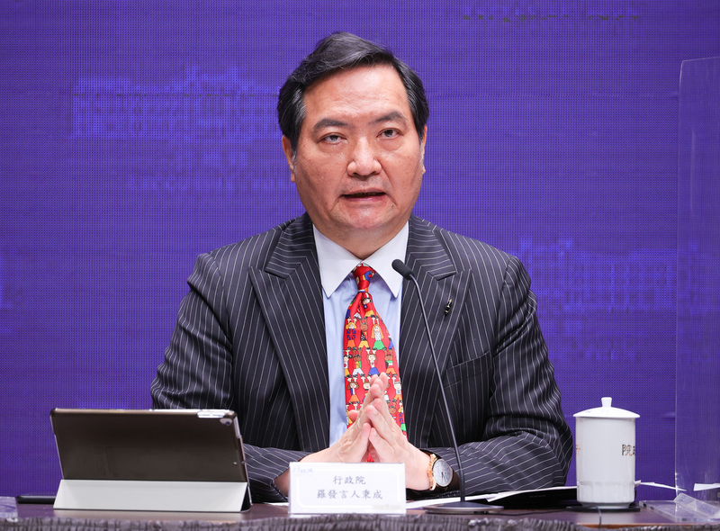 行政院會後記者會6日在新聞中心舉行，政委兼發言人羅秉成（圖）出席主持。 (圖：中央社)