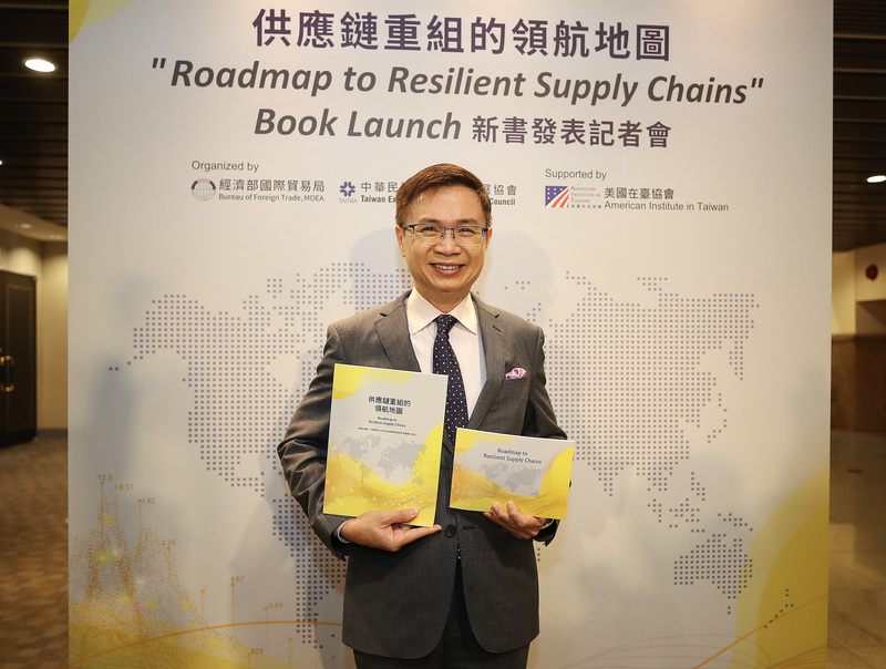 供應鏈重組的領航地圖新書發表記者會6日在台北國際會議中心舉行，貿協董事長黃志芳拿著新書合影。 (圖：中央社)