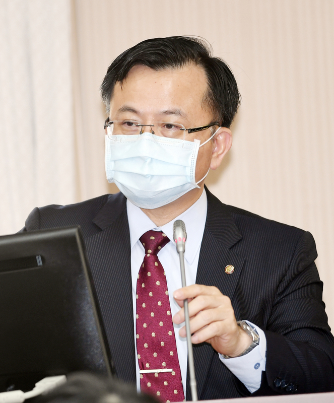 國家通訊傳播委員會(NCC)9日表示，廣電新聞從業人員雖然不屬於關鍵基礎設施通訊傳播事業中的人員，但屬於高接觸風險工作者，會持續爭取列入優先施打疫苗對象。圖為國家通訊傳播委員會（NCC）主委陳耀祥。 (圖：中央社)