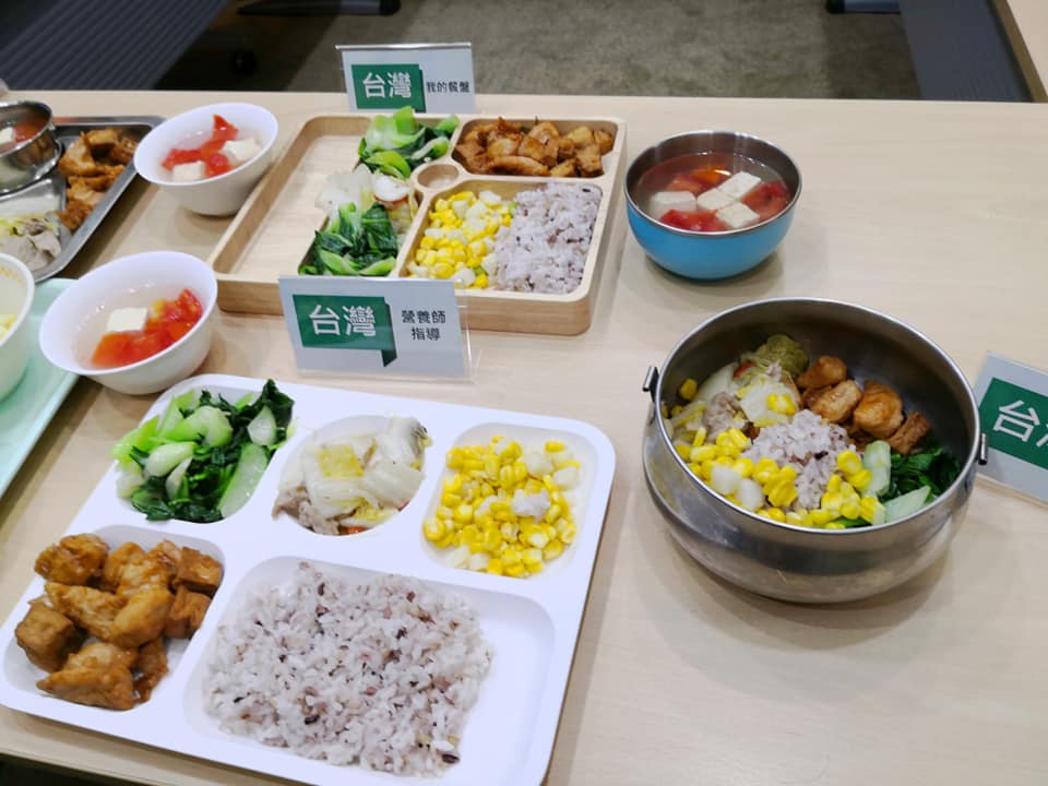 多個民間團體成立學校供餐法推動平台，參考日、韓學校之營養午餐經驗，在母親節前夕推出台灣首部民間版「學校供餐法」專法（劉玉秋攝）
