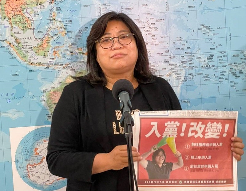 民進黨深陷「黑道入黨」風暴，遭質疑邀黑道入黨的民進黨立委王美惠不受指控，逆向操作，登廣告邀民眾入黨。（劉玉秋 攝）