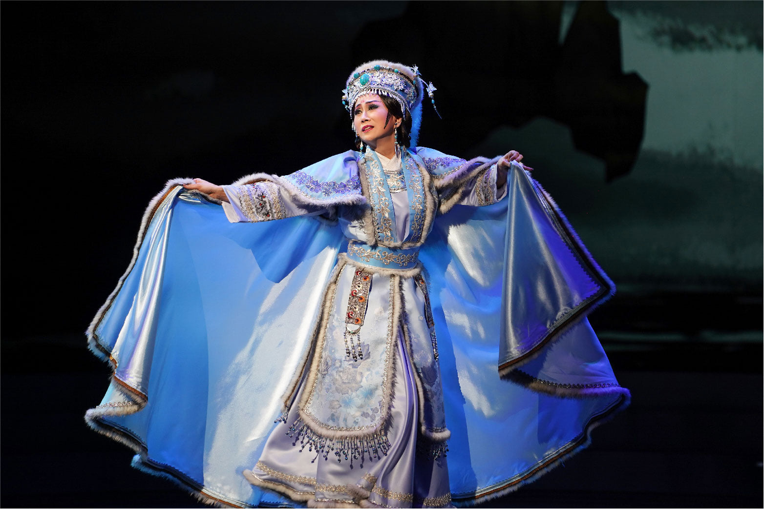 薪傳歌仔戲劇團為慶祝成立三十週年，特別重製早年內台時期的宮庭歷史戲「王昭君」，以「昭君 丹青怨」全新面貌呈現在觀眾眼前，由薪傳當家小旦張孟逸詮釋王昭君的一生。(薪傳歌仔戲劇團提供)