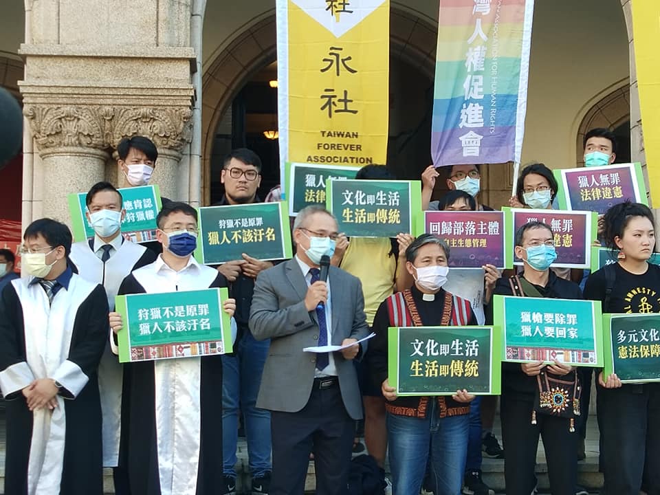 王光祿案律師團代表許正次(持麥克風者)表示，將遊說立法解除自製獵槍限制。(王韋婷 攝)