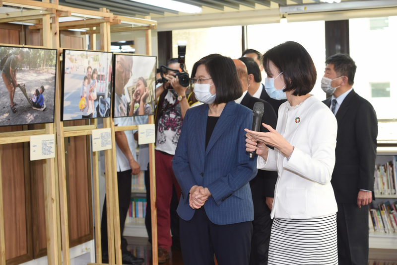 總統蔡英文（前左）7日上午前往台灣國家婦女館參訪，由館方人員陪同參觀並介紹展出作品。（台北市攝影記者聯誼會提供） (圖：中央社)