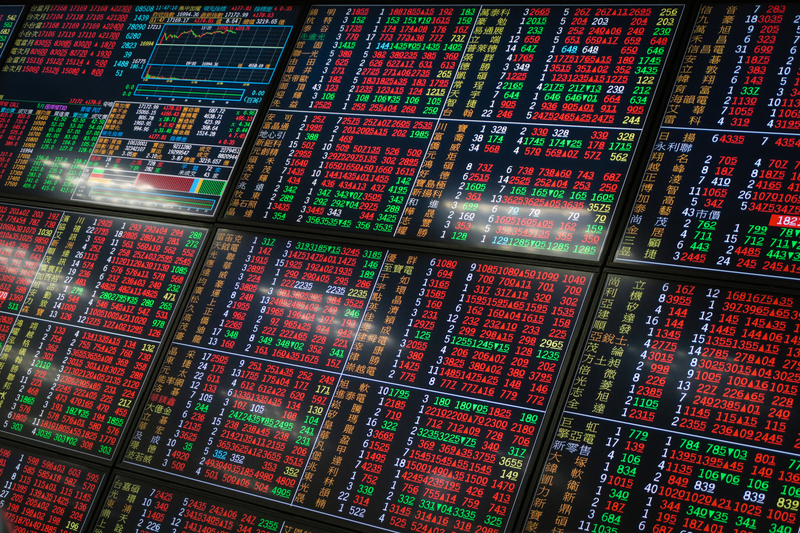 台股2日開高走低，終場小跌3點，收17,710點，成交量新台幣6千多億。(圖：中央社)