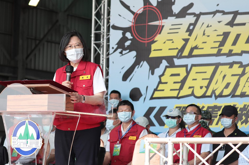 基隆民安7號演習7日登場，總統蔡英文致詞指出，透過反覆演習，強化各單位跟民間的連結，才能加快動員救災的速度。（基隆市政府提供） (圖：中央社)
