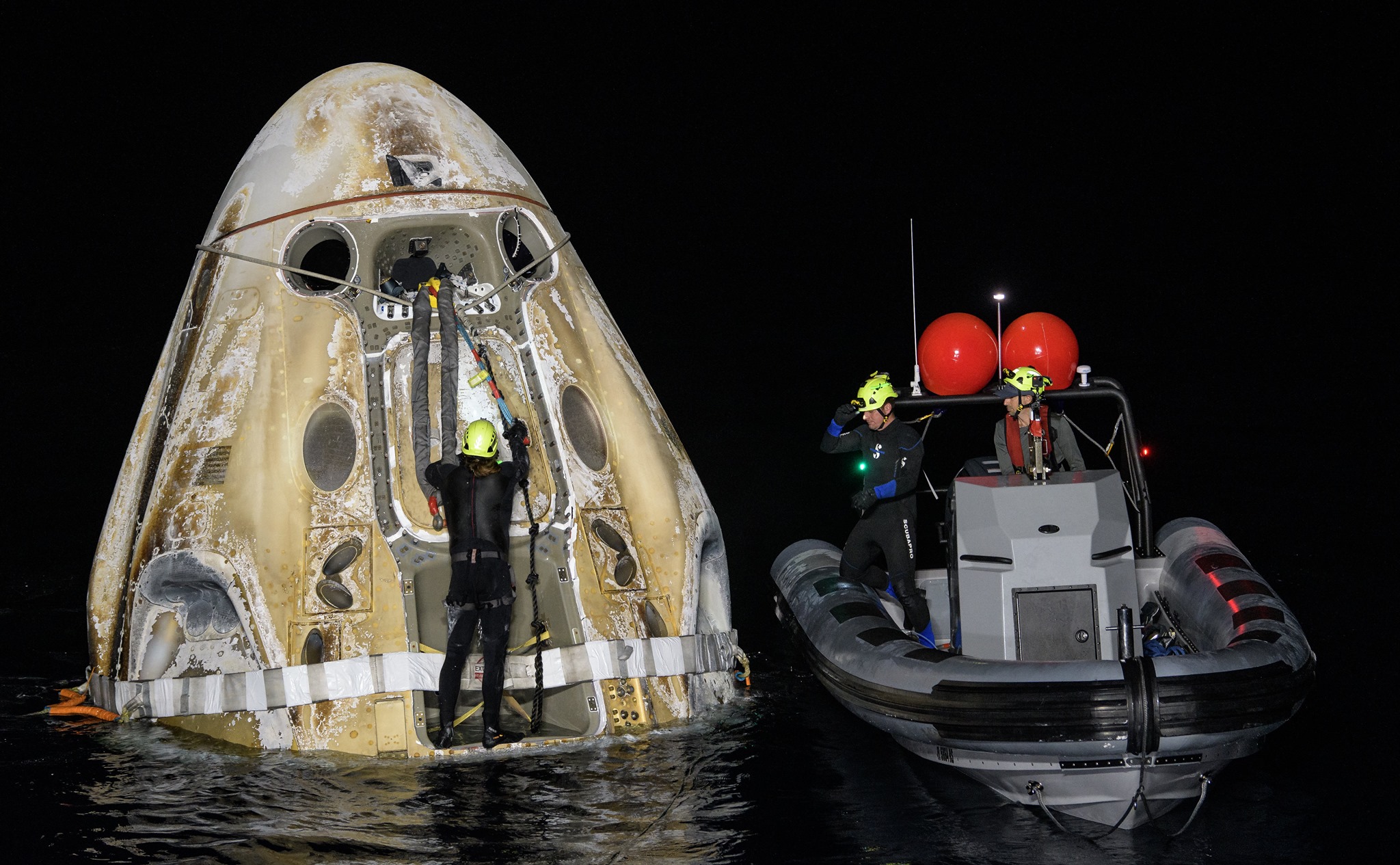SpaceX太空船夜間降落海上。 (圖:翻拍NASA直播)