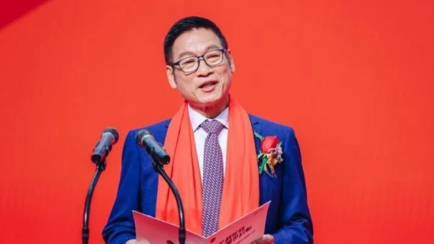 「神秘鞋王」張聰淵成為台灣新首富。圖為張聰淵在華利集團掛牌時致詞畫面。（圖／翻攝自全景網）