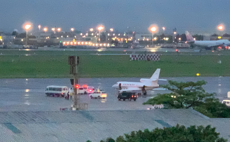 台灣駐印度代表處2名官員確診COVID-19，8日搭乘醫療專機返台，晚間約6時30分順利降落桃園機場，機上人員由2輛救護車分送醫院治療。 (圖：中央社)