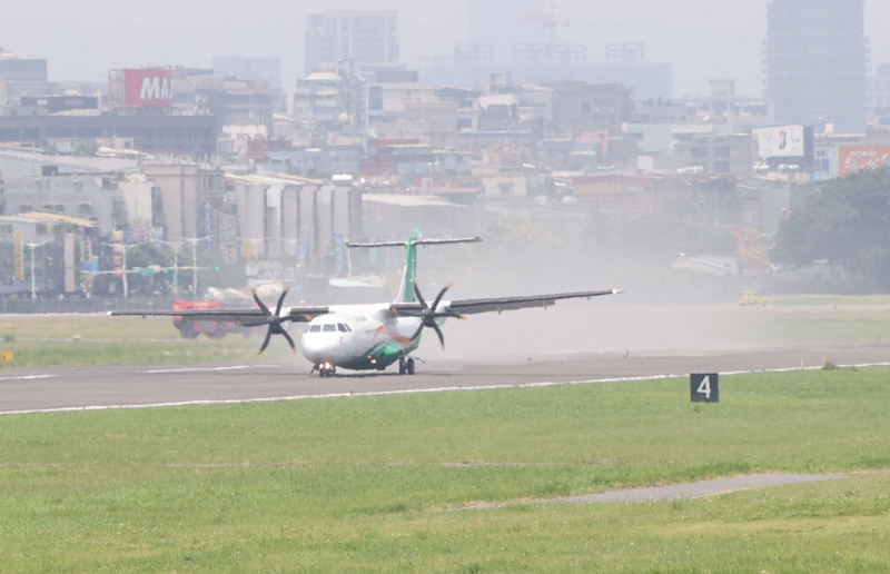立榮航空B79091航班原訂10日上午從松山機場飛馬祖南竿，但發生輪胎爆胎事件，導致返航並迫降松機；班機順利降落，人員平安。 (圖：中央社)