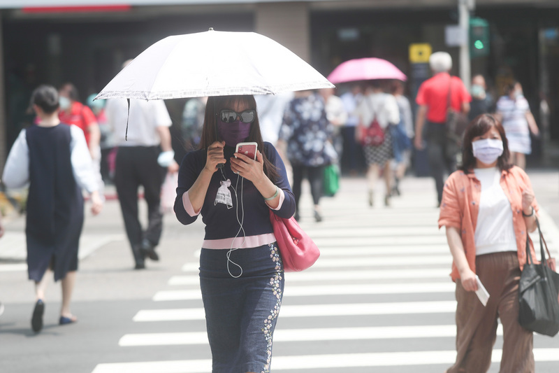 各地高溫上看34度 留意午後雷陣雨。 (圖：中央社)