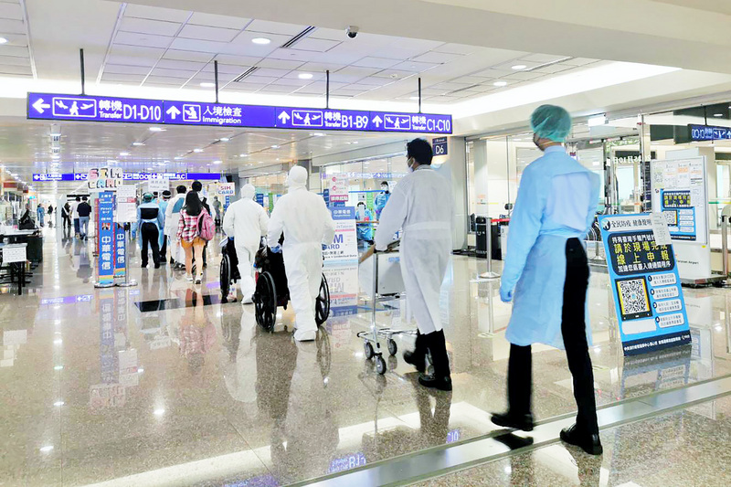 中央流行疫情指揮中心9日表示，未來搭乘長程航班的旅客入境時，PCR採檢陰性才會放行，以守住國內防線。圖為桃機資料照。(圖:中央社)
