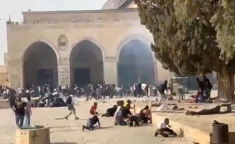 位於東耶路撒冷的艾格撒(Al-Aqsa)清真寺院區10日再度發生巴勒斯坦人和以色列警察的衝突，造成數百人受傷。(圖擷自推特)