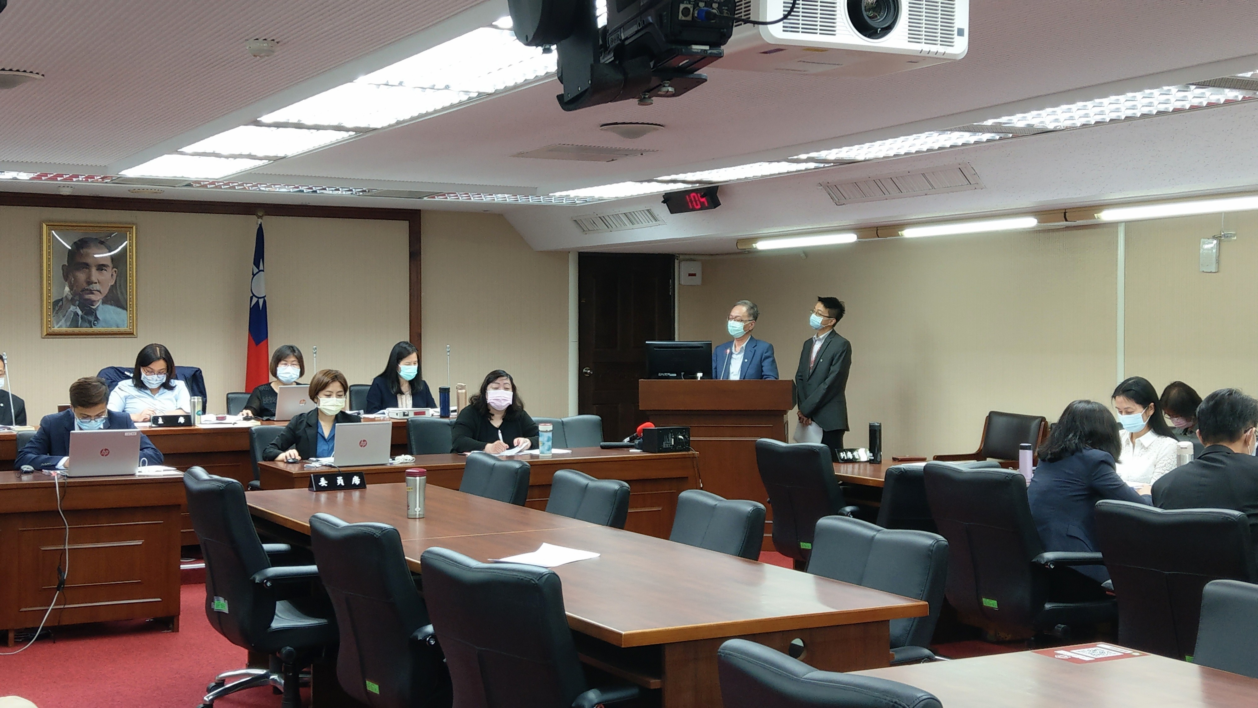 立法院衛環委員會10日安排相關部會專案報告豁免疫苗專利保護對國內疫苗研發影響。(劉品希 攝)